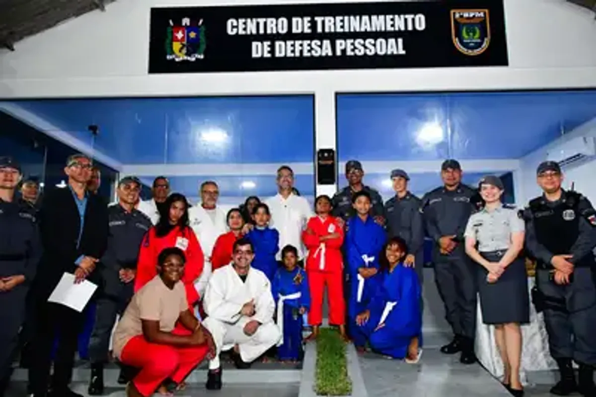 Governador Clécio Luís e Coronel Márcio Allan Assunção em inauguração do Centro de Treinamento da PM no Amapá com jovens praticando artes marciais