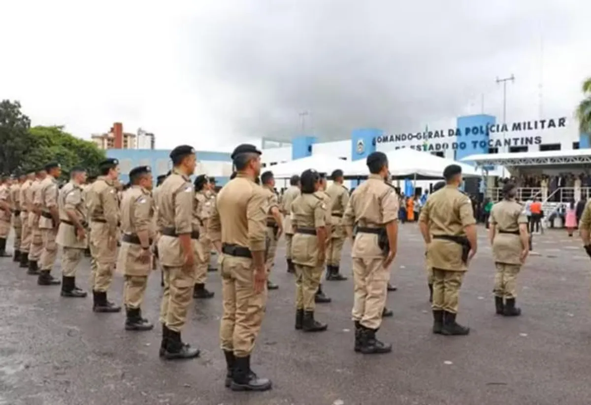Jovens candidatos aprovados no concurso da PM Tocantins celebram seus resultados finais com documentos em mãos.