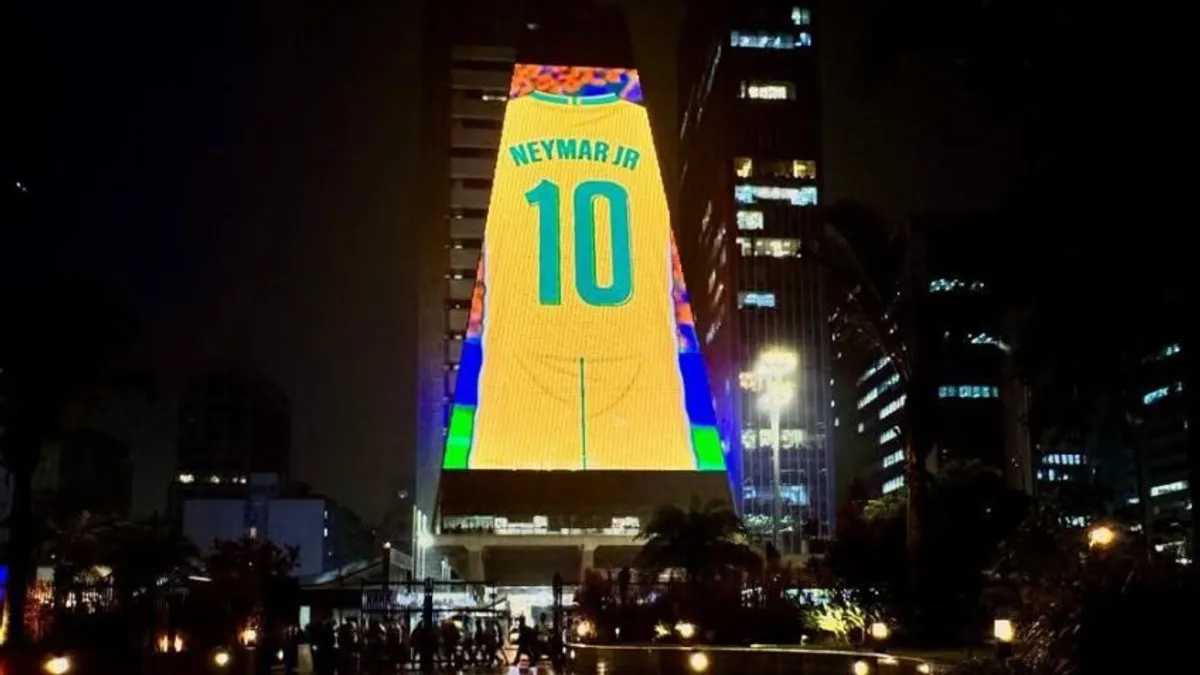 Jogador de futebol com camisa 10 e rosto de líderes políticos, simbolizando a dependência de protagonistas na política brasileira.