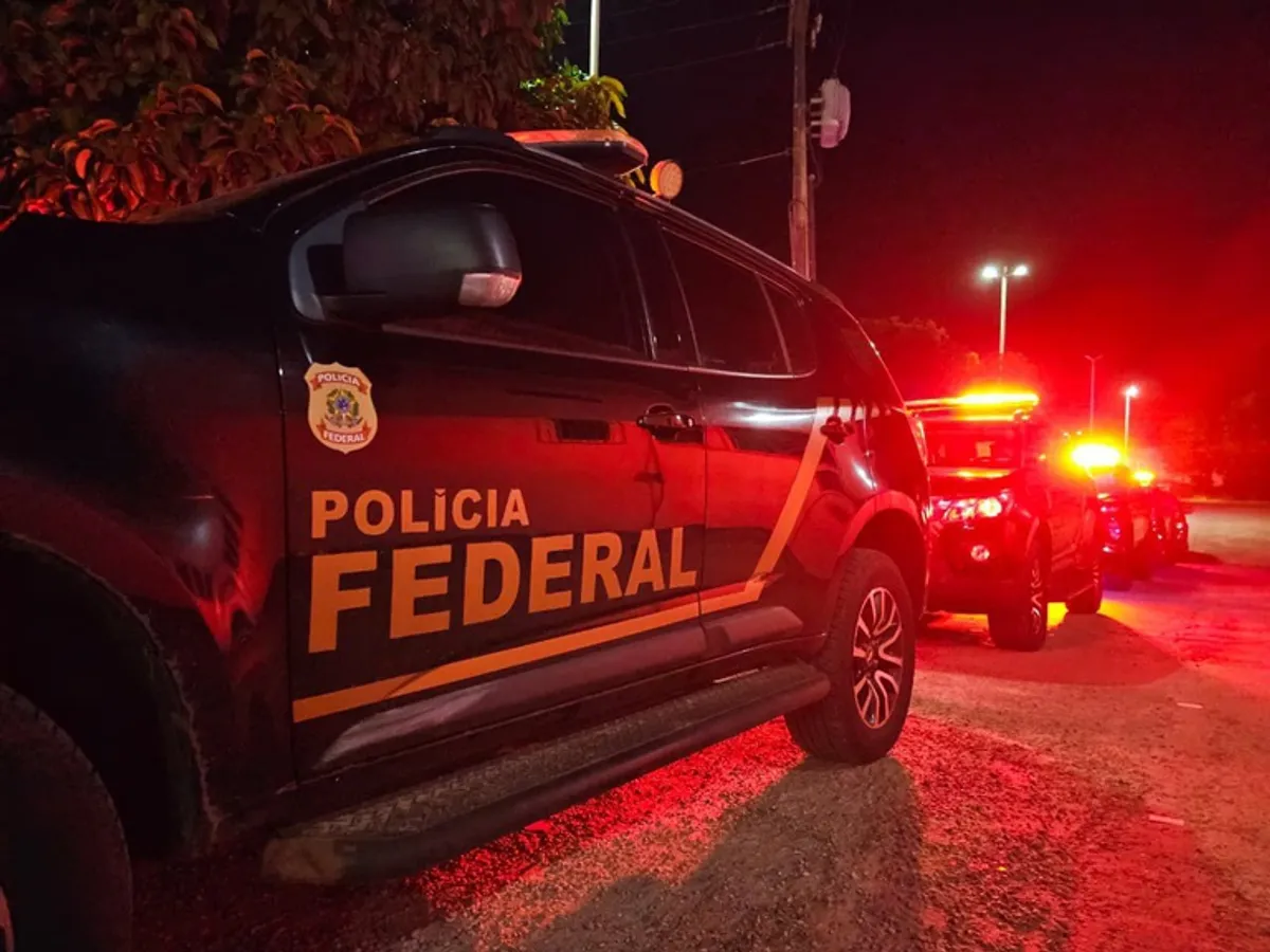 Oficial da Polícia Federal com uniforme em ação durante operação de busca e apreensão em Jacareí, SP.