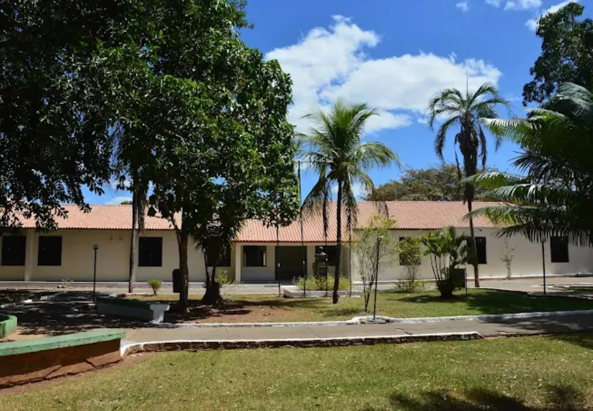 Fachada do campus do IFTO em Dianópolis com céu claro