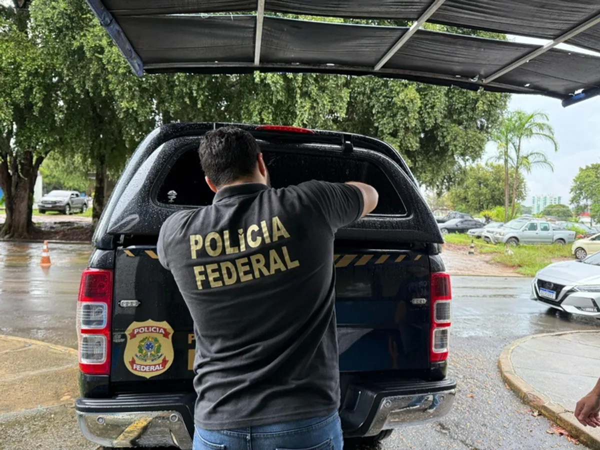 Apreensão de drogas e eletrônicos pela PF, Receita e BPFron em Santa Tereza do Oeste, Paraná, durante barreira policial.