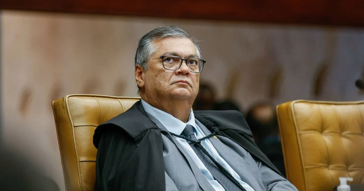 Fachada do Supremo Tribunal Federal (STF) em Brasília com efeito de indefinição, simbolizando a suspensão de um julgamento crucial.