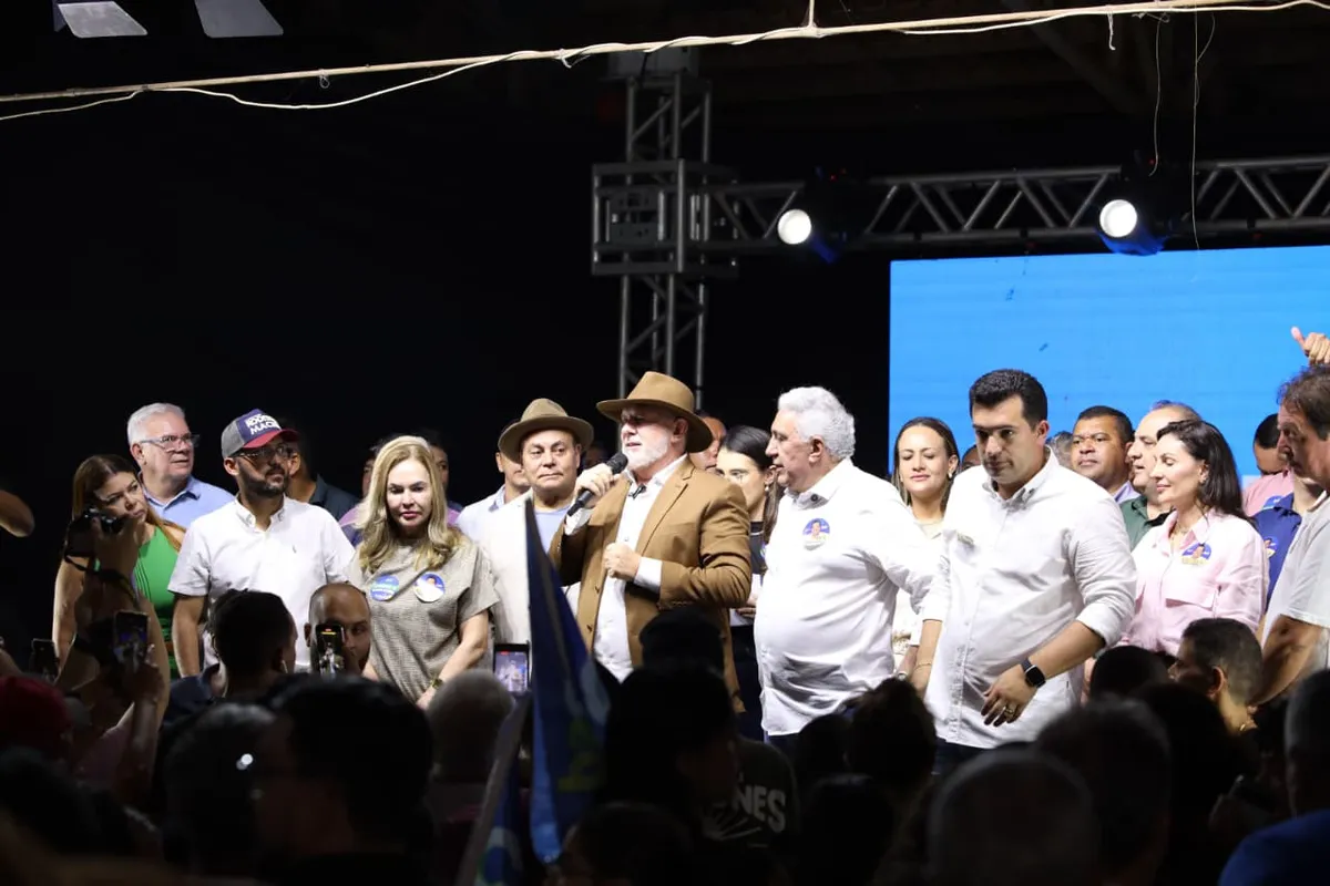 Mauro Carlesse discursando para milhares de apoiadores em evento de pré-candidatura ao Senado em Gurupi